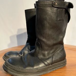 Early and rare slip on high Rick Owens Mens leather boots. Size 45
